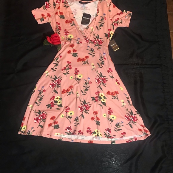 pink dress, with roses - Picture 3 of 8